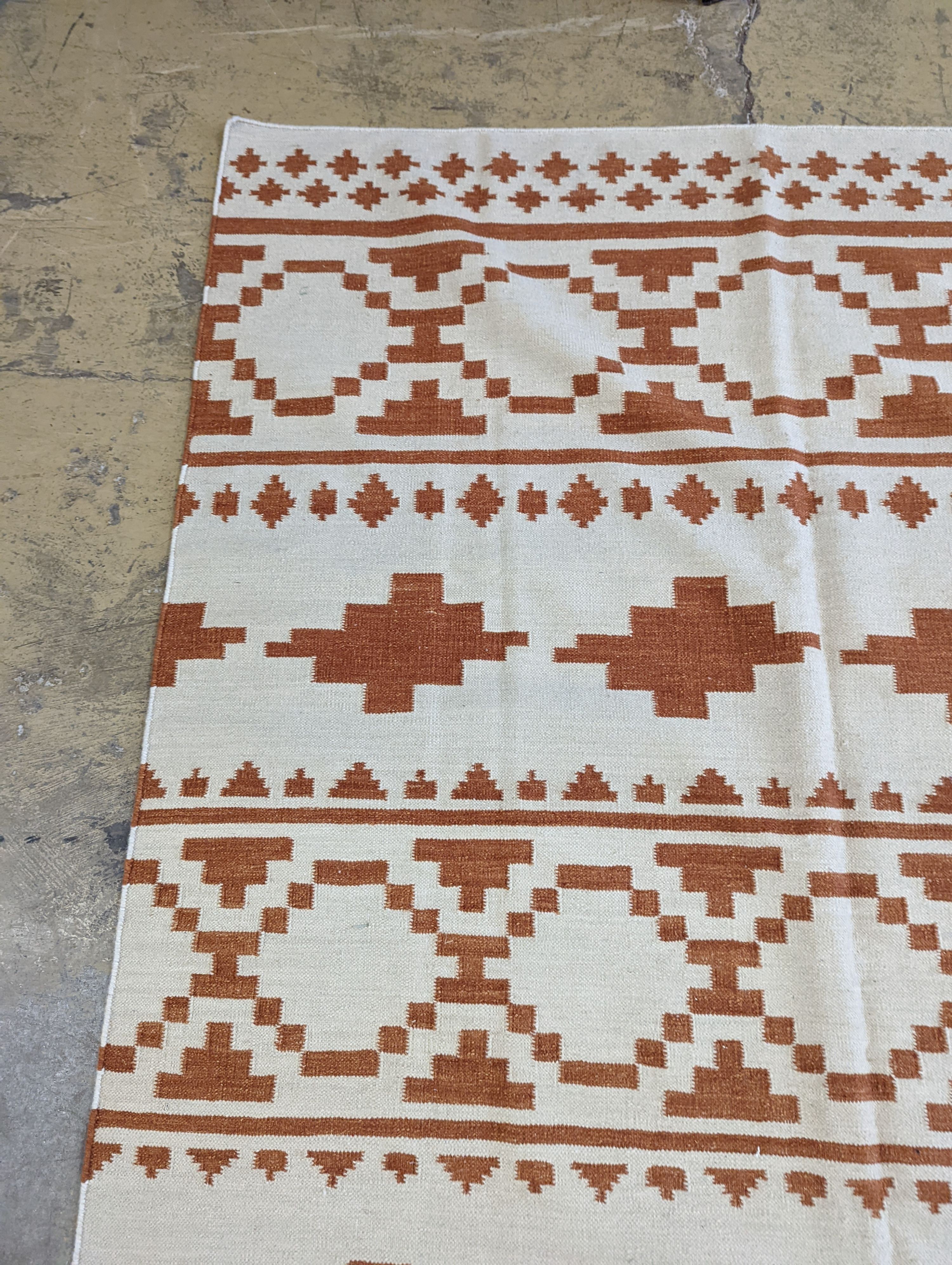 An Indian Jaipur dhurrie, 300 x 200cm